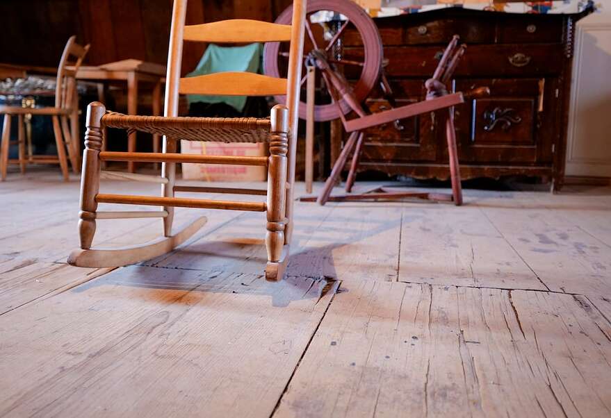 Certaines planches du grenier sont plus larges qu'une chaise standard.