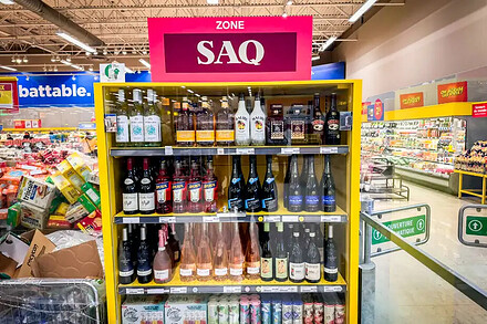 PHOTO DOMINICK GRAVEL, LA PRESSE - Zone SAQ aménagée dans un supermarché Maxi