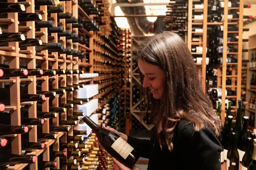 PHOTO MARCO CAMPANOZZI, LA PRESSE — La cave à vin est majoritairement québécoise : des bouteilles de Pinard & Filles, de la Ferme le Raku, du Domaine du Nival, du Vignoble de la Bauge et d’une foule de vignobles montants y mûrissent pendant plusieurs années.