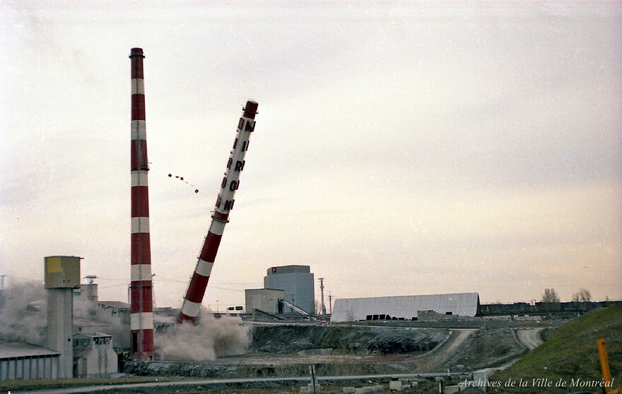 Carrière Miron : dynamitage de la première cheminée. – 17 avril 1988. MTL110-01-1-D003-(17-04-88)-27. Archives de la Ville de Montréal.