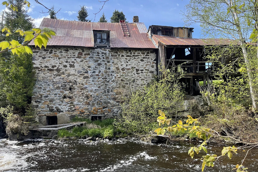 Photo: Céline Lapointe Le Moulin Bouchard, à Saint-Irénée dans la région de Charlevoix, a servi de décor au téléroman Le temps d’une paix dans les années 1980. À cette époque, le moulin était toujours en marche, mais il est délaissé et en mauvais état aujourd’hui.