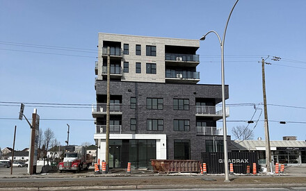 Mine de rien, ce nouvel immeuble à logements qui occupe à peine 30 mètres en façade du boulevard Curé-Labelle, près de celui de la Renaissance, abritera 117 ménages d’ici la fin du printemps. La superficie de ce grand terrain rectangulaire fait plus de 30 000 pieds carrés sur cette artère commerciale de Sainte-Rose. (Photo 2M.Media - Julie L'Hérault)