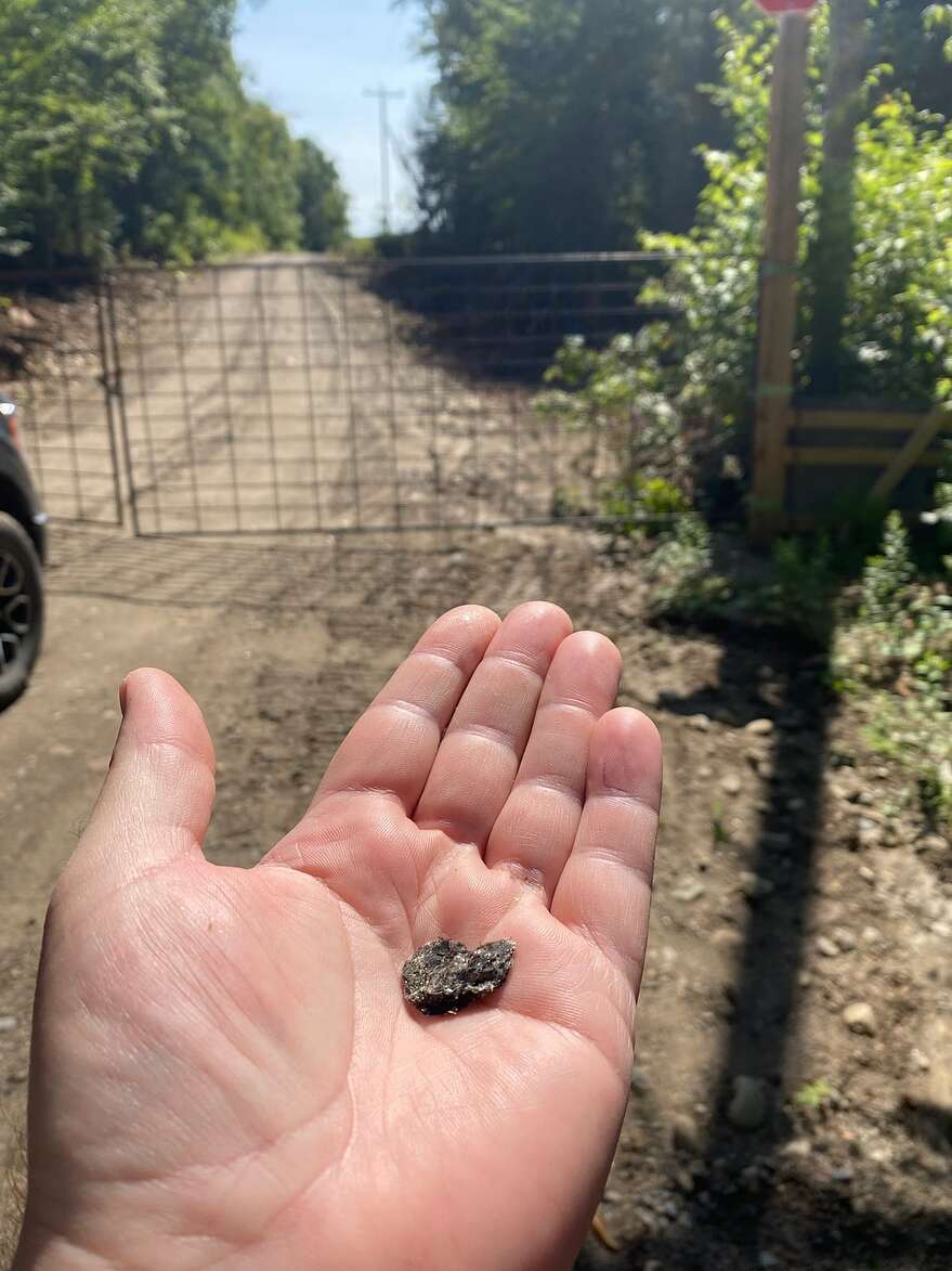 Du mica, un matériau qui sert notamment à l'isolation thermique, est encore présent dans les résidus miniers à Notre-Dame-de-Montauban.