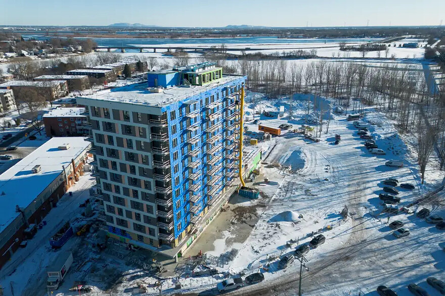 PHOTO CHARLES WILLIAM PELLETIER, COLLABORATION SPÉCIALE — Un immeuble de 12 étages a été érigé en premier pour réserver de belles vues aux autres immeubles locatifs qui seront construits derrière. Le plus haut atteindra 30 étages.