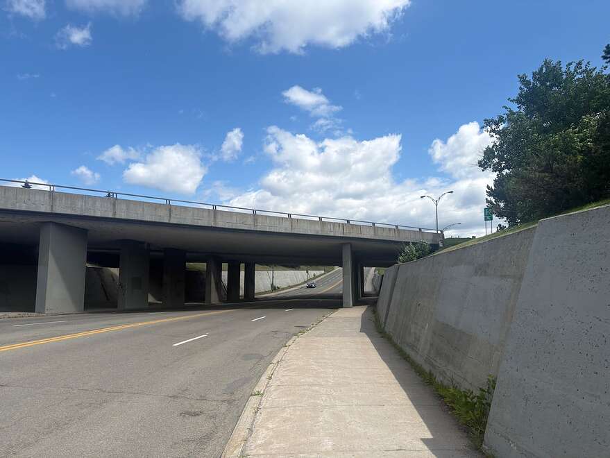 Le Soleil a constaté que le secteur est peu adapté aux vélos, particulièrement sous le viaduc.