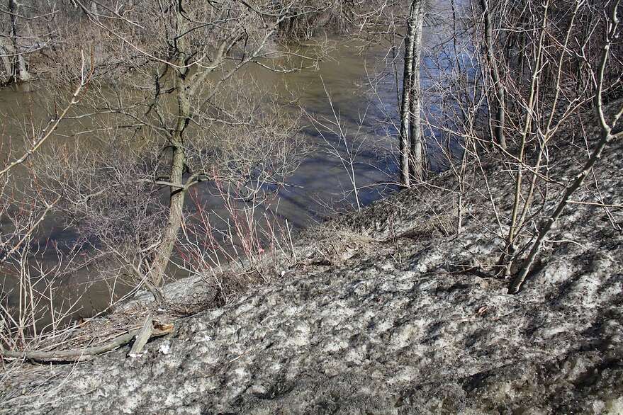 L'amas de neige s'est répandu jusque dans le cours d'eau.