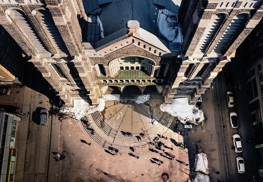 Beaucoup de services associés à l'itinérance sont déjà offerts autour du parvis de l'église Saint-Roch.