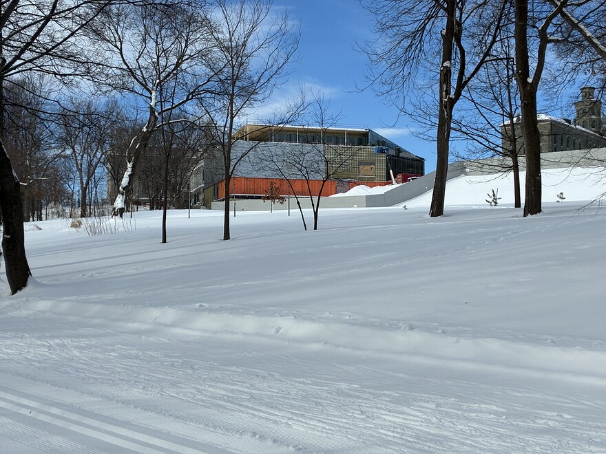 L'arrière du musée dont l'enveloppe est totalement fermée inlcuant la mur de verre au denrier étage