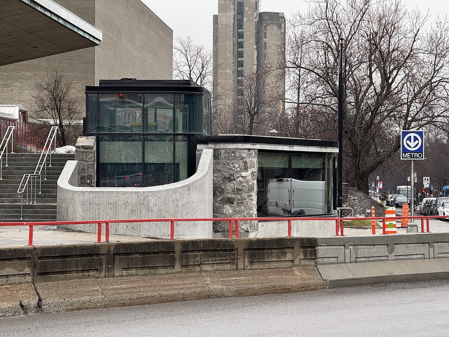Vincent-d'Indy / Êdouard-Montpetit, vue vers le sud-ouest