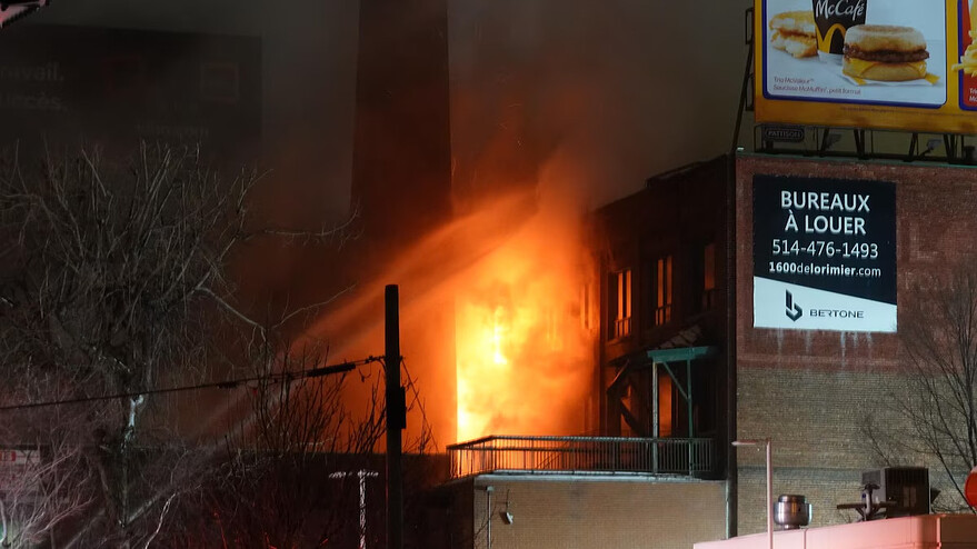 Le brasier aurait pris naissance dans un bâtiment vide. Environ 120 pompiers sont à pied d'oeuvre pour maîtriser les flammes. — Photo : Radio-Canada / Alain Beland
