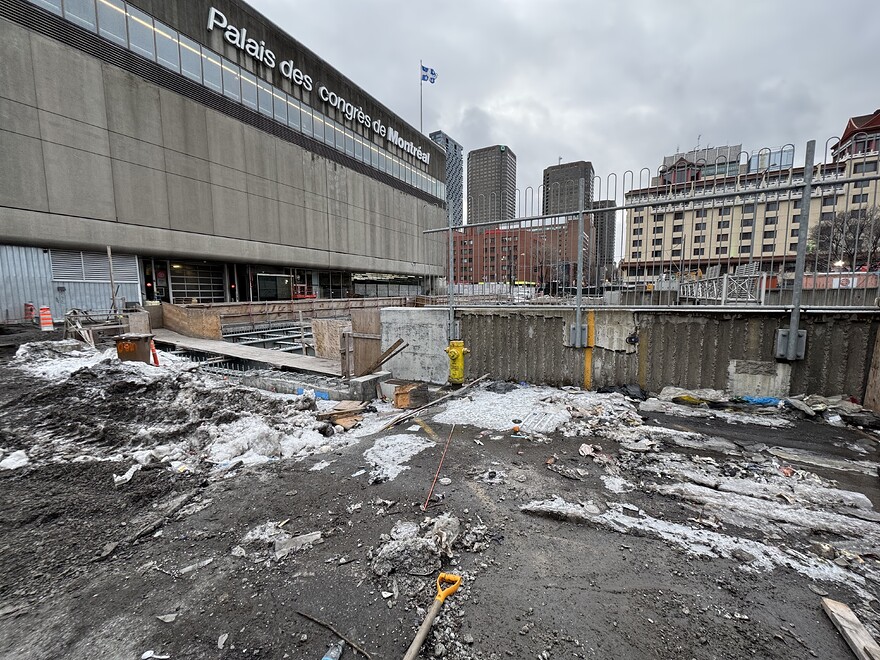 Saint-Urbain, devant le Palais des congrès