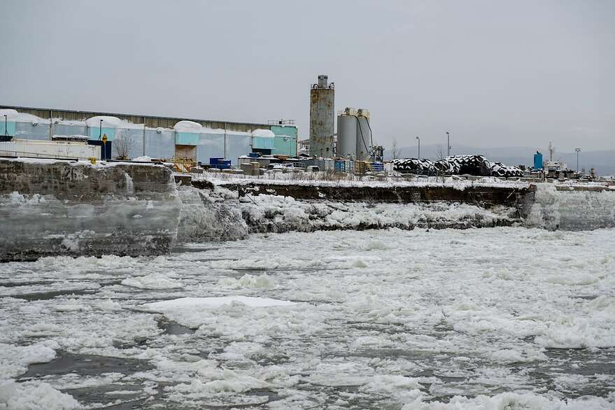 En plus des 60 mètres du quai 21, il y a aussi 540 mètres de quais dans un état critique. Ils sont fermés et à risque d’effondrement.