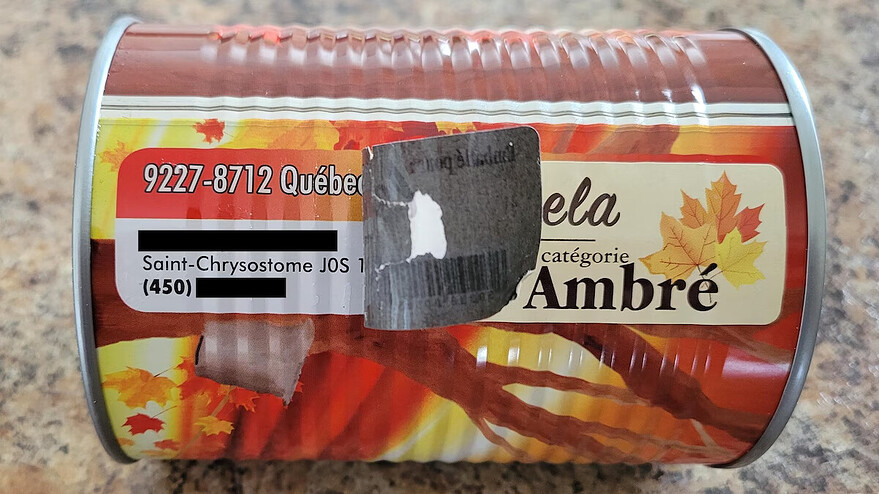 Une conserve de « sirop Angela » vendue dans une épicerie IGA — Photo : Courtoisie