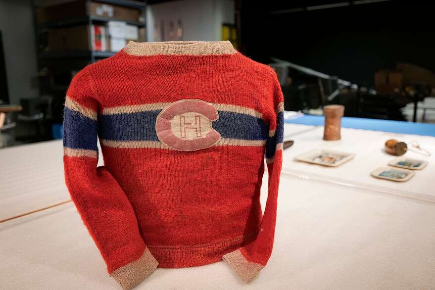 Avec sa structure en mousse, le chandail pour enfant à l'effigie du CH, datant de 1930-1940, prend une tout autre allure.