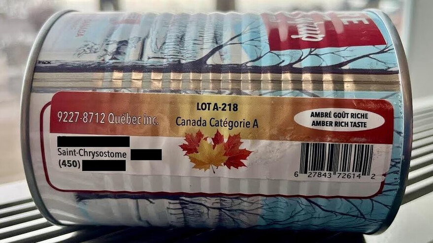 Conserve de sirop d'érable de la compagnie à numéro de Steve Bourdeau, 9227-8712 Québec inc. — Photo : Radio-Canada