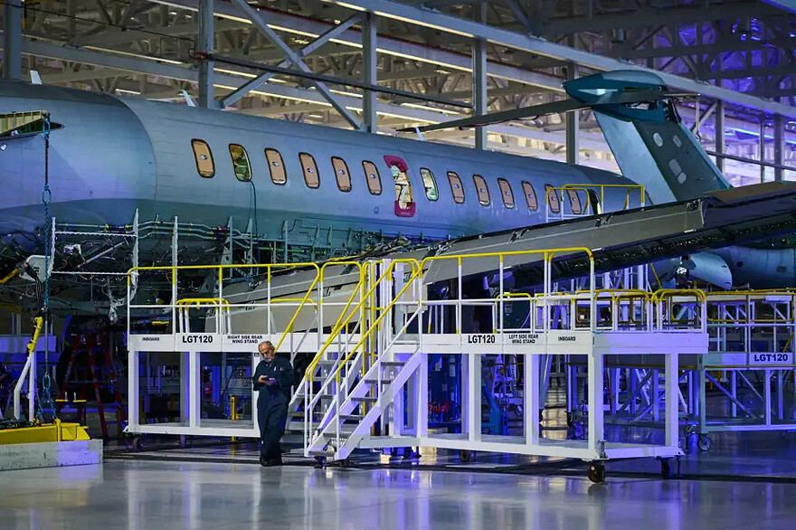 PHOTO SAMMY KOGAN, ARCHIVES LA PRESSE CANADIENNE — Un avion de la famille Global dans l’usine torontoise de Bombardier.