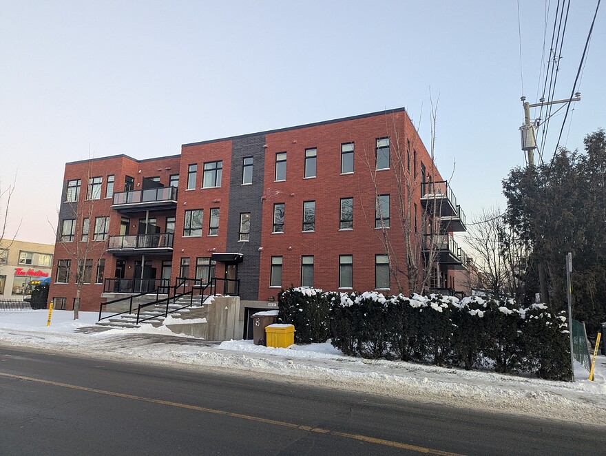 PXL_20251227_212431208