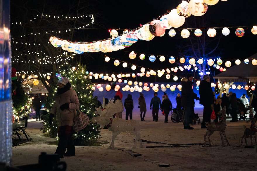 Des lanternes en papier confectionnées par un groupe de résidents illuminent le parc Colbrook de la ville de Lac-Brome habituellement pendant les fêtes de fin d'année.