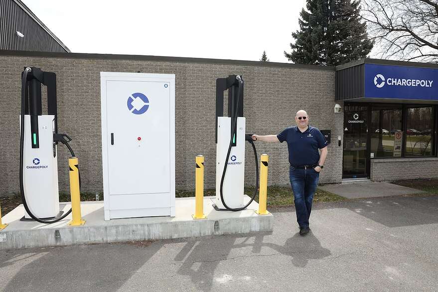 Deux bornes de recharge sont installées devant la bâtisse de l'entreprise, rue Moeller, à Granby.