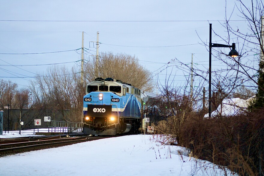 EXO 1211 @ Saint-Henri le 6 mars vers 17:30 - le train était environ une heure en retard en raison de la congestion ferroviaire autour du Pont Victoria.
