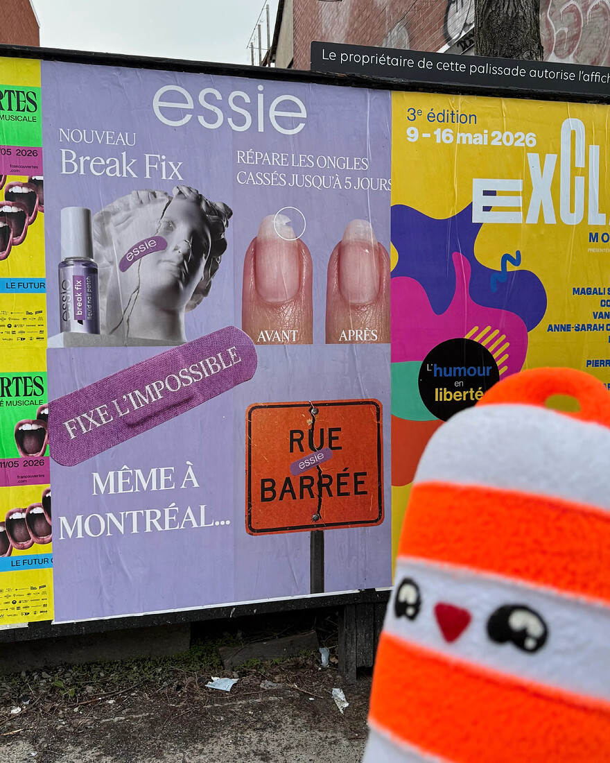 Ponto devant une publicité d'un produit de réparation des ongles