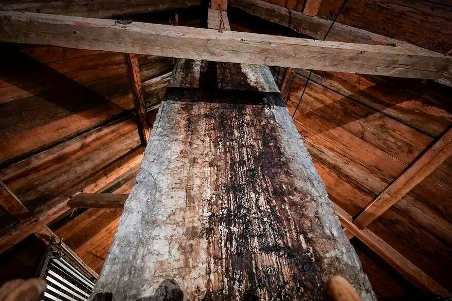 À l'origine, l'imposante cheminée coiffait le mur pigno ouest de la maison. Depuis l'agrandissement, elle est située au centre de la résidence.