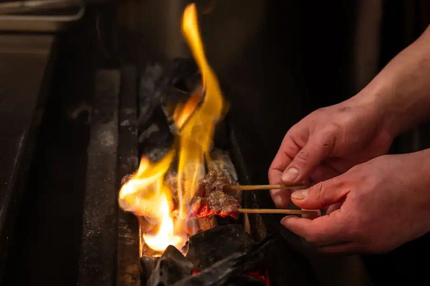PHOTO JOSIE DESMARAIS, LA PRESSE — La cuisine utilise du charbon de qualité pour faire cuire les brochettes.