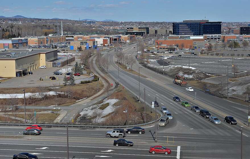 La congestion est forte particulièrement aux heures de pointe, à l’intersection du boulevard Lebourgneuf et de l'autoroute Robert-Bourassa.