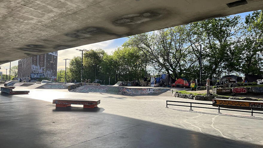 Une dizaine de personnes en situation d'itinérance ont installé leurs tentes à quelques pas du parc de planche à roulettes sous le viaduc Van Horne. — Photo : Radio-Canada / Laurianne Croteau