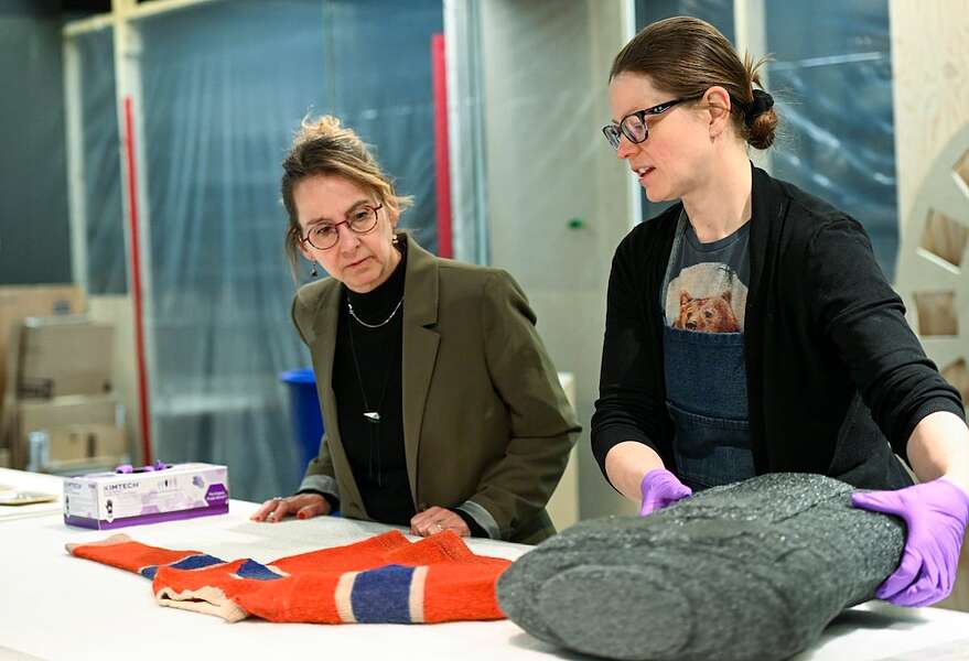 Catherine Gaumond, directrice de la programmation, et Mélanie Pouliot, technicienne en muséologie au MNHQ.