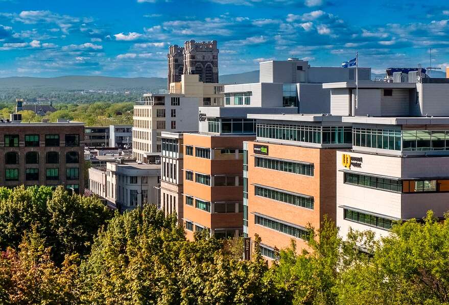 Les bâtiments de l'Université du Québec, rue du Parvis.