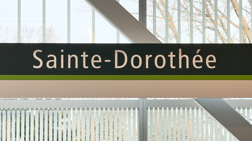 REM Ste-Dorothée 2025-12-18 panneau quai