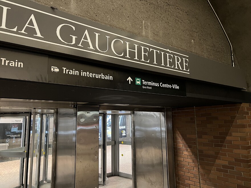 Sign above the rotating doors to the access between Bonaventure and Gare Centrale, with a sign that has a subhead of Quai Nord for Terminus Centre-ville