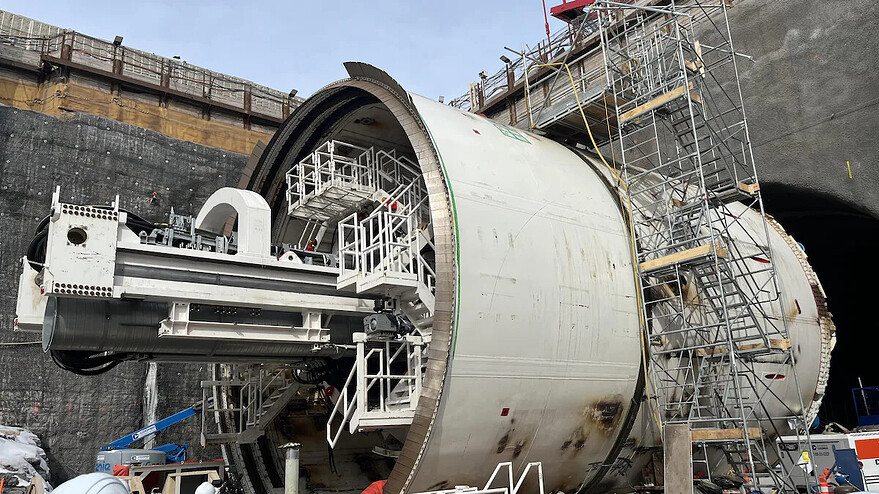 Le tunnelier, qui servira à creuser et construire les tunnels du prolongement de la ligne bleue durant les quatre prochaines années, commence à être installé à la future station Vertières, au coin du boulevard Pie-IX et de la rue Jean-Talon, le 23 février 2026. Il commencera à creuser en avril