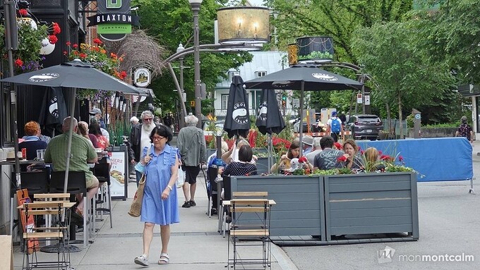 Avenue Cartier en juin 2021, on voit les terrasses sur rue et des piétons.