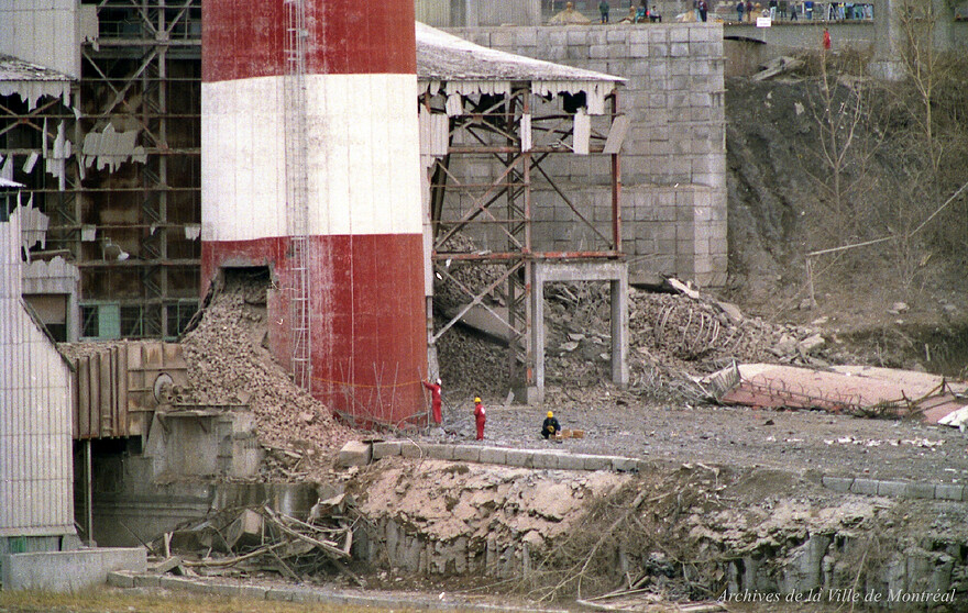 Carrière Miron : dynamitage de la première cheminée. – 17 avril 1988. MTL110-01-1-D003-(17-04-88)-48. Archives de la Ville de Montréal.
