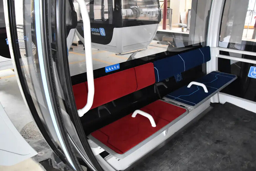 PHOTO RAFAEL MIRÓ, COLLABORATION SPÉCIALE — Comme dans un métro, il y aura un siège destiné aux personnes à mobilité réduite dans les cabines de Créteil.