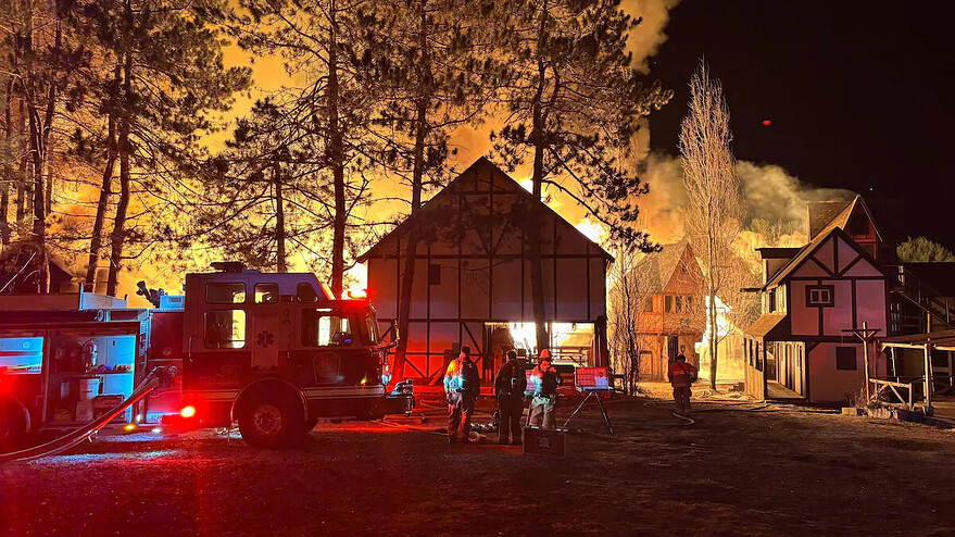 Dans la nuit de samedi à dimanche, de gigantesques flammes s'élevaient au-dessus de la cime des arbres. — Photo : Sylvain Gauthier