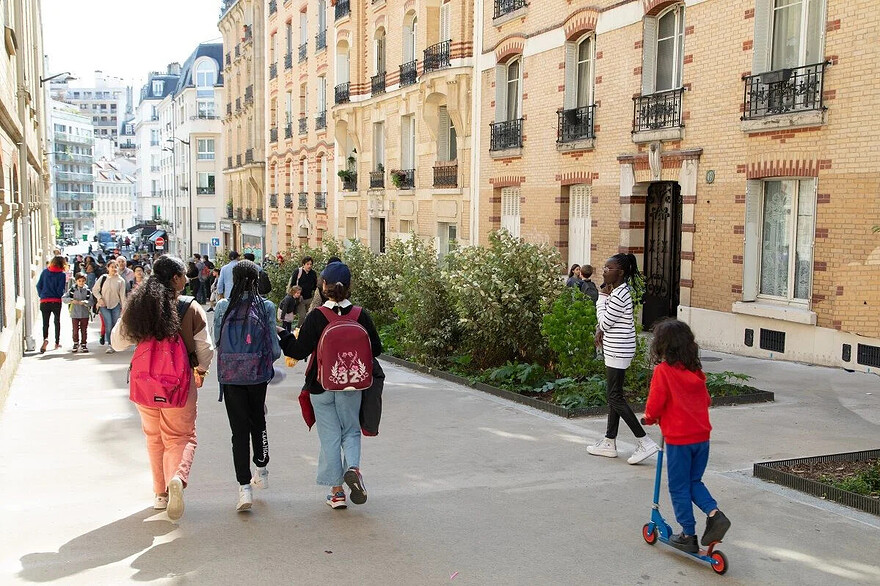Photo: Christophe Belin / Ville de Paris Bordée de trois écoles, la petite rue Charles-Baudelaire a été transformée en 2020 en «rue aux écoles» par la mairie parisienne.