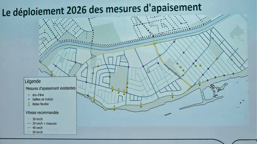 Le plan de circulation de l’Arrondissement de LaSalle. En bleu clair, les rues dont la vitesse sera diminuée à 30 km/h. En bleu foncé, celles qui seront accompagnées de mesures d’apaisement, comme des dos d’âne. – Crédit photo : Théo Bou Eid.