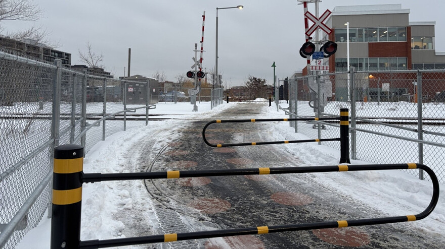 Passage à niveau entre les avenues de l'Épée et de la Gare-de-Triage © Photo: Olivier Robichaud / Métro - Janvier 2026