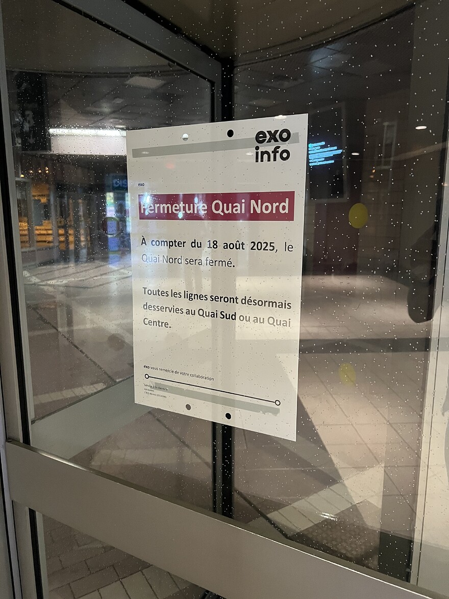 Paper sign with "Fermeture Quai Nord, 18 août 2025"