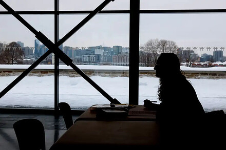 PHOTO FRANÇOIS ROY, LA PRESSE — Attablée paisiblement dans le chalet de la place des Plaines, Chloé Renaud-Ouellette répondait à son courrier de Noël.