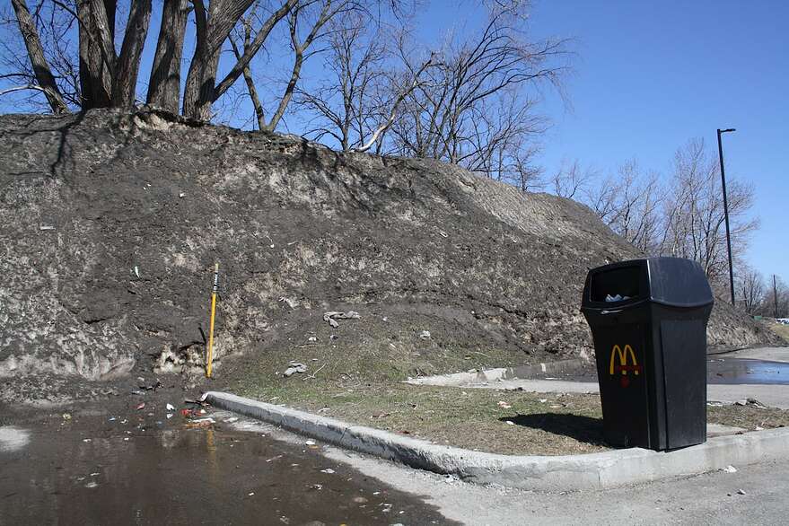 En plus du sable et des abrasifs, l'amas de neige est parsemé de déchets.