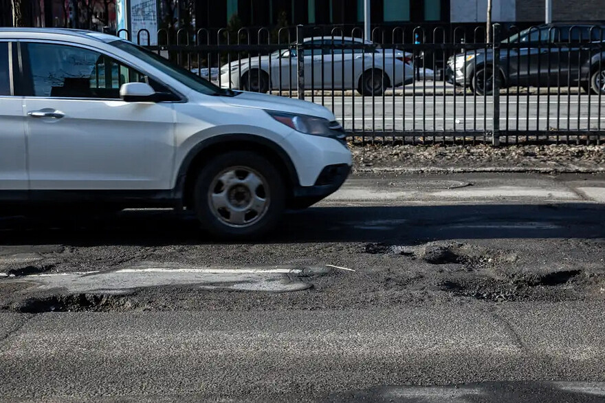 PHOTO JOSIE DESMARAIS, LA PRESSE — Sur le boulevard René-Lévesque, des nids-de-poule de quatre pouces de profondeur trouaient la chaussée.