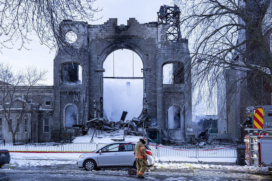 Photo: Christinne Muschi La Presse canadienne Les pompiers interviennent sur un incendie de niveau cinq à l’église catholique Saint-Paul, à Montréal, le 23 février 2026.