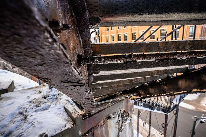 La corrosion est bien visible sur l'escalier du Faubourg.