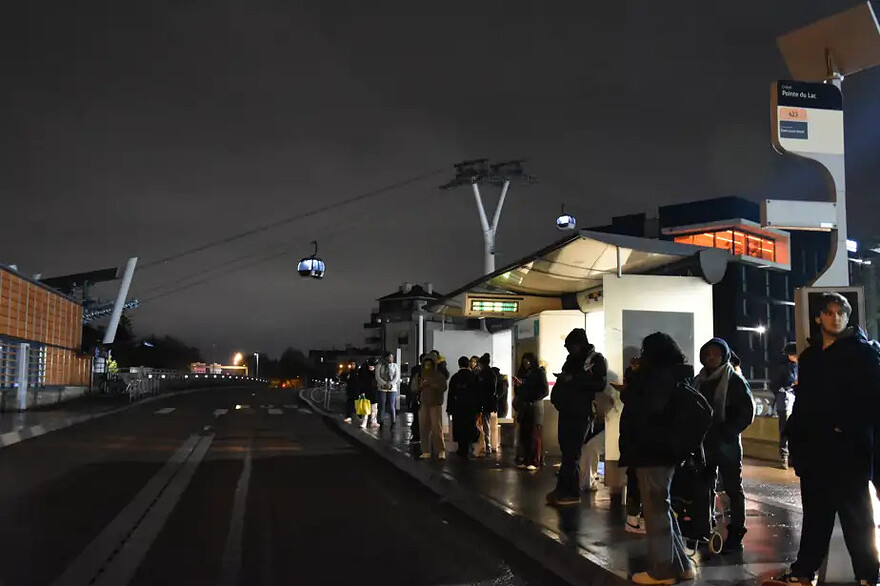 PHOTO RAFAEL MIRÓ, COLLABORATION SPÉCIALE — La station bondée de la ligne de bus 428, qui fait actuellement le trajet du futur téléphérique, à la sortie du métro parisien
