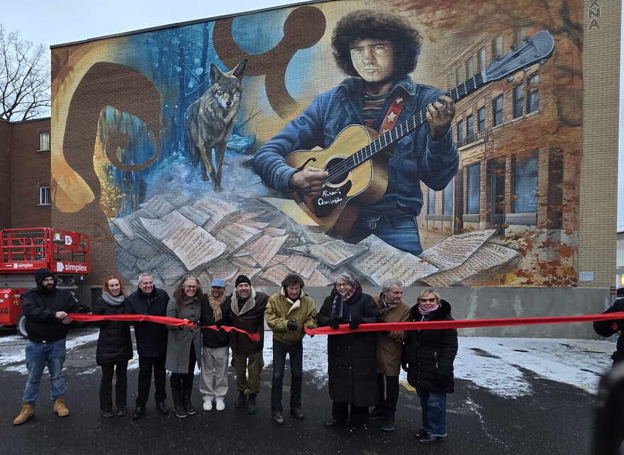 Robert Charlebois inaugure la murale qui lui rend hommage avec les artistes et quelques invités. Photo: Amine Esseghir / JDV