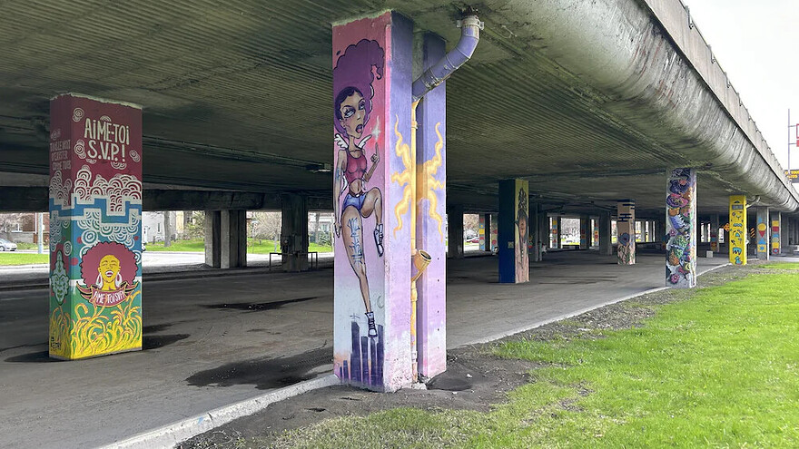 L’été dernier, on a invité des artistes à peindre une vingtaine de colonnes sous l’autoroute, pour permettre au quartier de s’approprier l’espace. — PHOTO: Radio-Canada / Philippe-Antoine Saulnier